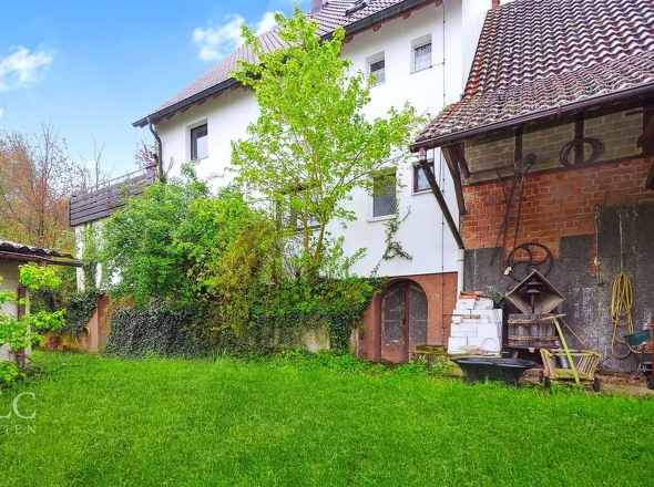 Außenansicht Haus und Scheune
