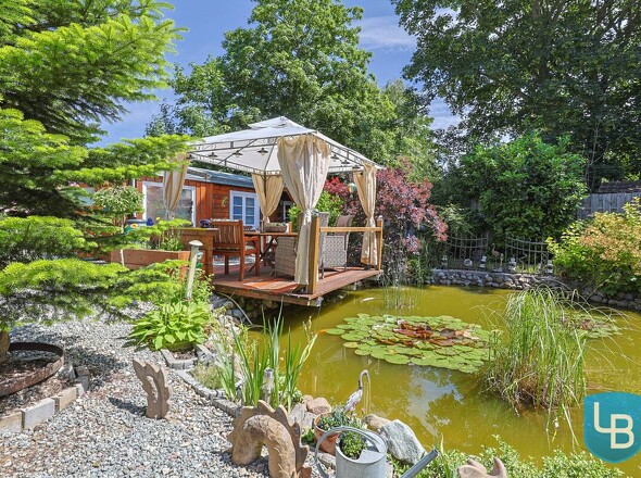 Teich und Gartenhaus 