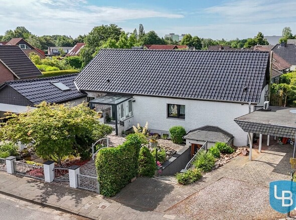 Wohnhaus mit Garage und Carport 