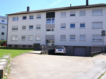 Hausansicht mit Zufahrt Garage