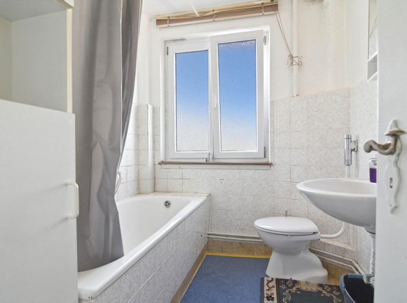 Badezimmer mit Fenster und Badewanne
