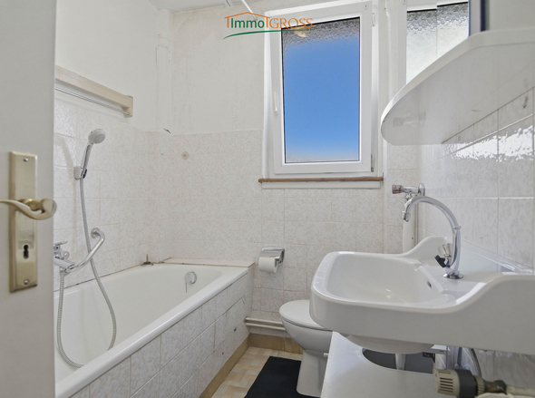Badezimmer mit Badewanne und Fenster