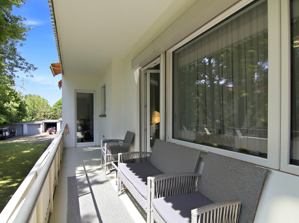 Balkon mit Zugang zum Wohnzimmer und Küche