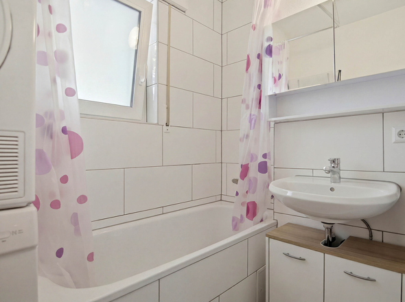 Badezimmer mit Badewanne...