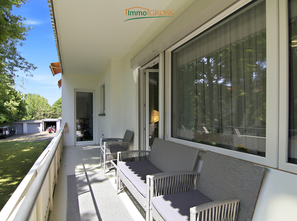 Balkon mit Zugang zum Wohnzimmer und Küche