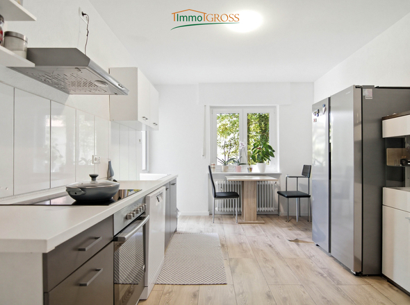 Moderne Küche mit Balkonzugang