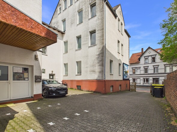 Außenansicht Zwischenbau + Parkplätze