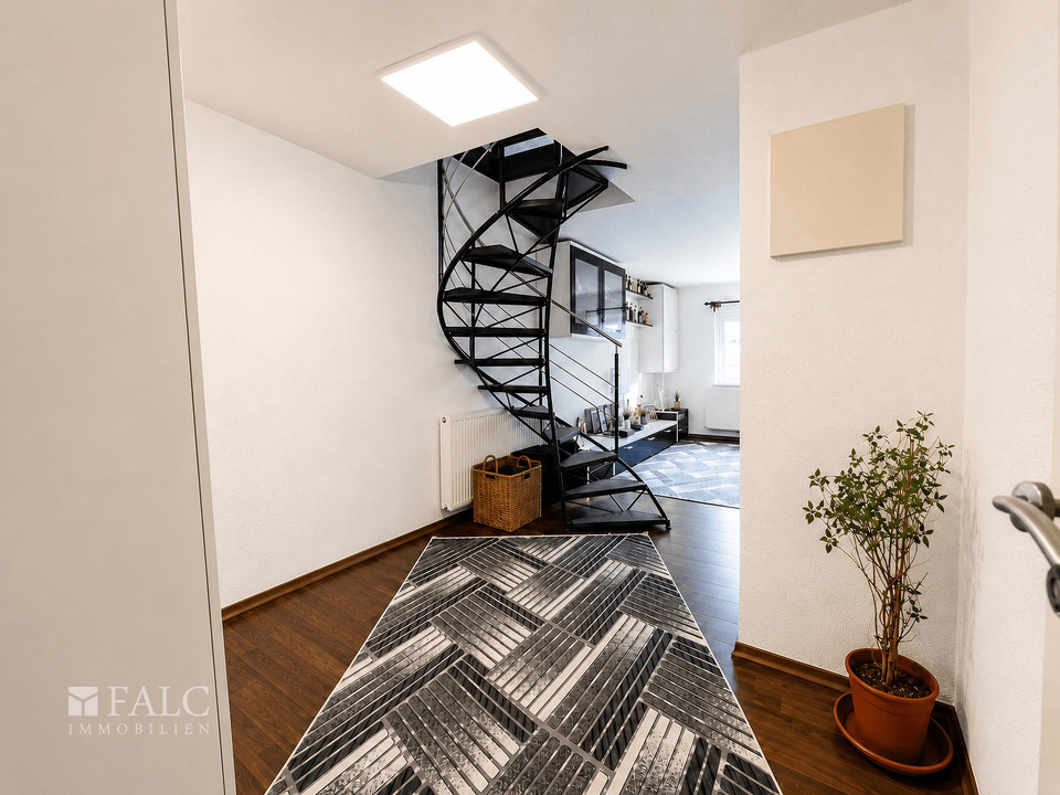 Flur mit Wendeltreppe DG