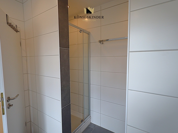 ...die Dusche und das WC in Nischen...