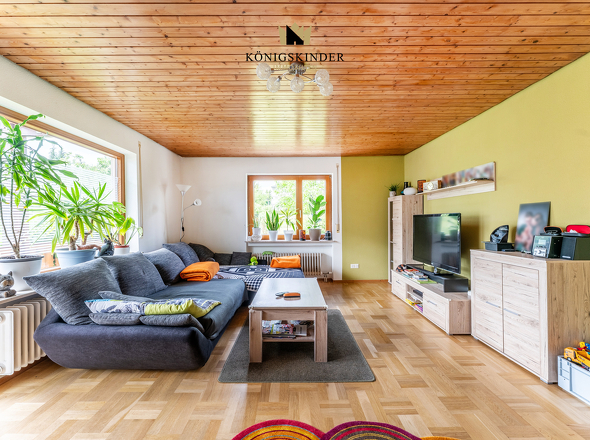 EG: Wohnzimmer mit Zugang Balkon