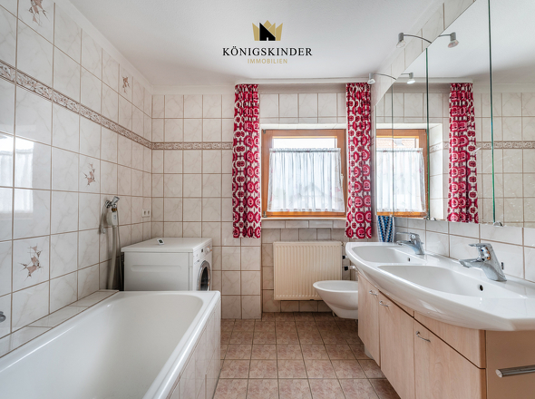 OG: Badezimmer mit Badewanne & Dusche & Doppelwaschbecken