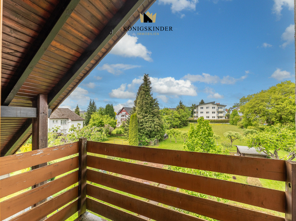DG: Herrlicher Blick vom Balkon in den großen Garten