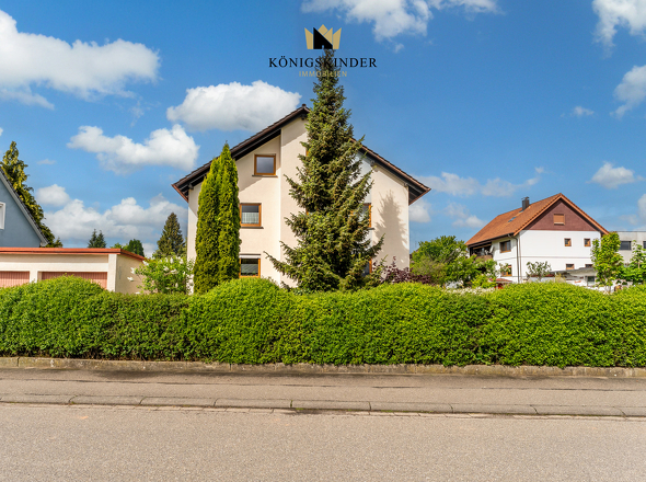 Großes Haus mit großem Garten und Doppelgarage mit 2 Stellplätzen