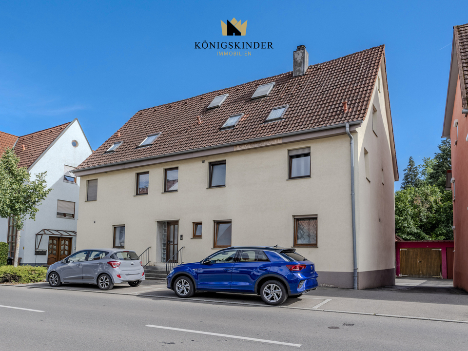 Willkommen zu Hause – die ansprechende Straßenansicht des Dreifamilienhauses.