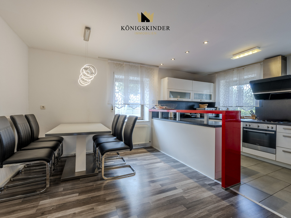 Kochen, Essen und Zusammensein – der offen gestaltete Bereich bildet einen zentralen Treffpunkt der Wohnung.
