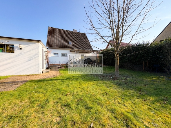 Garten mit Blick aufs Haus