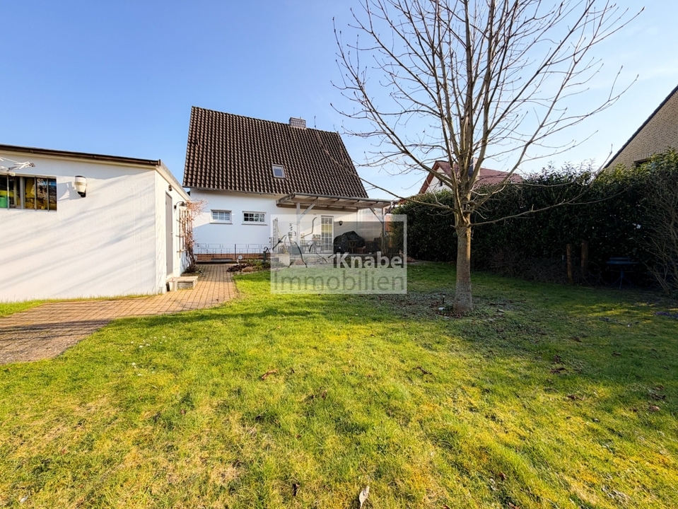 Garten mit Blick aufs Haus