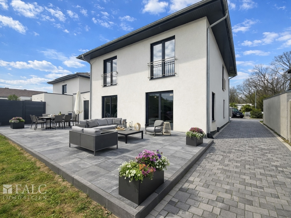„Großzügige Terrasse zur freien Gestaltung, visualisierte Bepflanzung und Pflasterung der Seiteneinfahrt.“