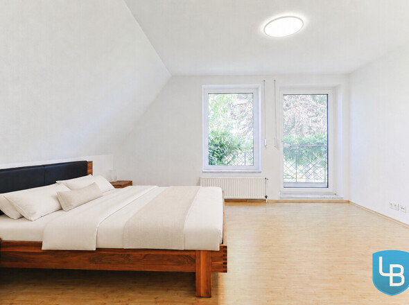 Herrliches Schlafzimmer mit Balkon