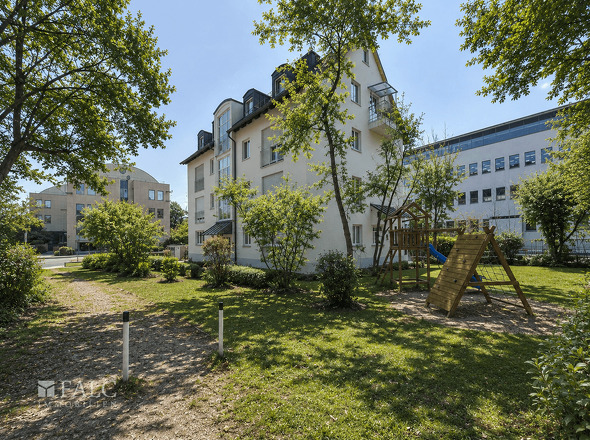 Außenansicht mit Spielplatz