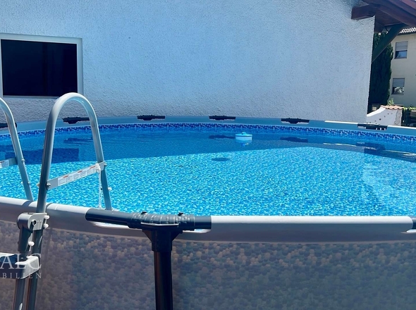 Neuer Pool inklusive