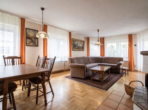 Wohnzimmer (Digital bereinigte Darstellung des Raumes)