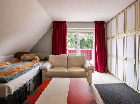 Zimmer mit Balkon (Digital bereinigte Darstellung des Raumes)