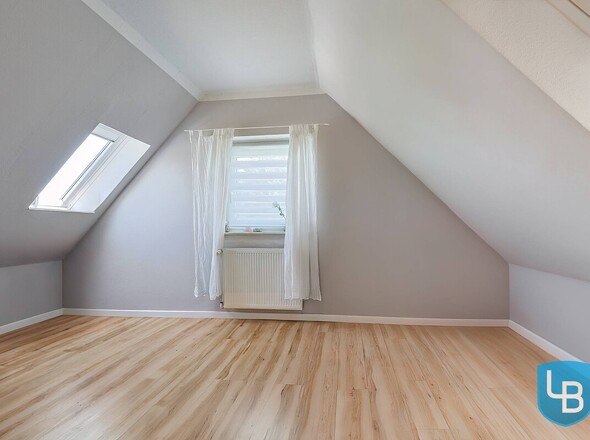 Individuell nutzbares Zimmer im DG