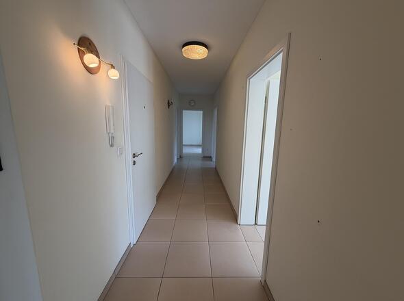 Langgezogener Flur in der Wohnung