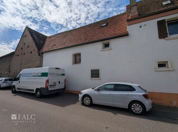 Seitenansicht Haus und Scheune
