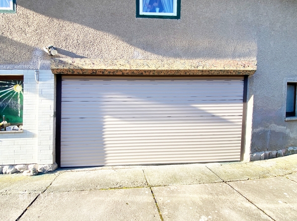 Garage mit Rolltor elektrisch