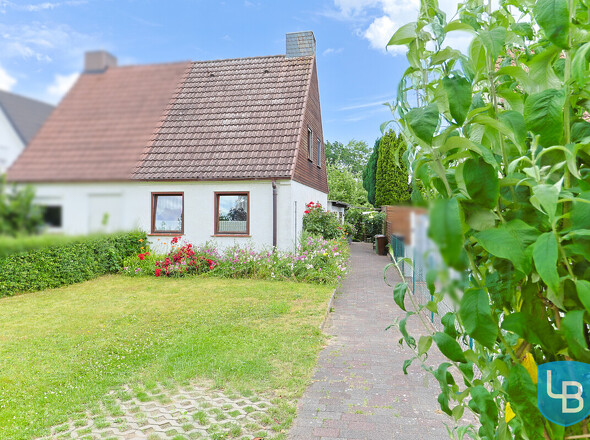 Hausansicht mit Vorgarten