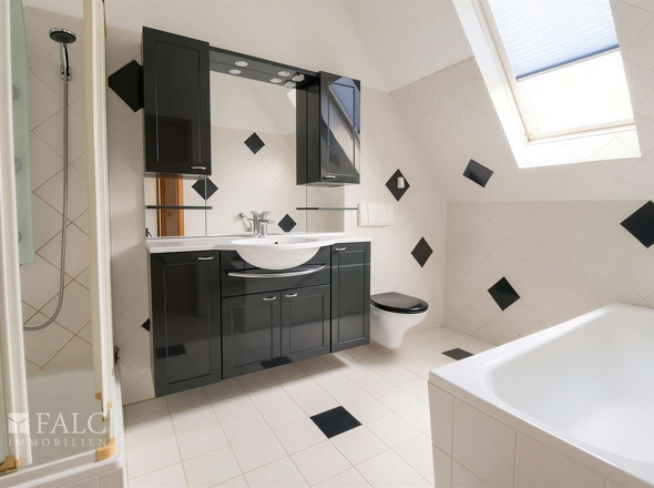 Bad mit Dusche und Badewanne