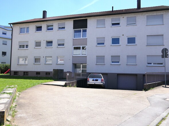 Hausansicht mit Zufahrt Garage