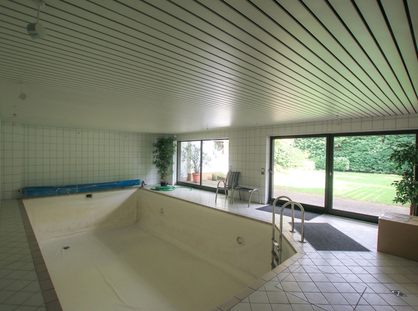 50 Schwimmhalle