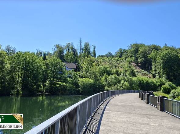 Staumauer mit Blick auf dem Objekt