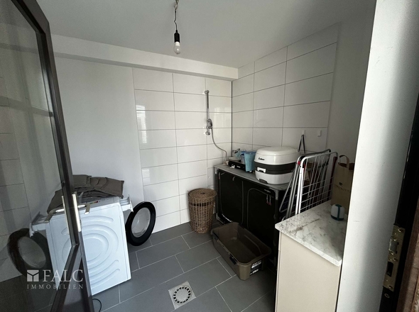 Hauswirtschaftsraum mit Dusche