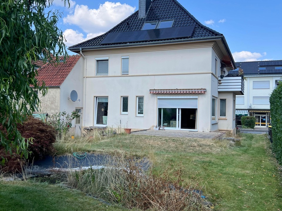 Außenansicht mit neuem Dach und PV