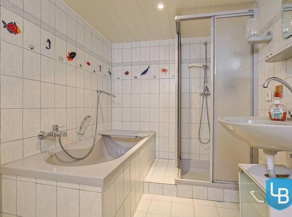 Wannen- und Duschbad mit WC