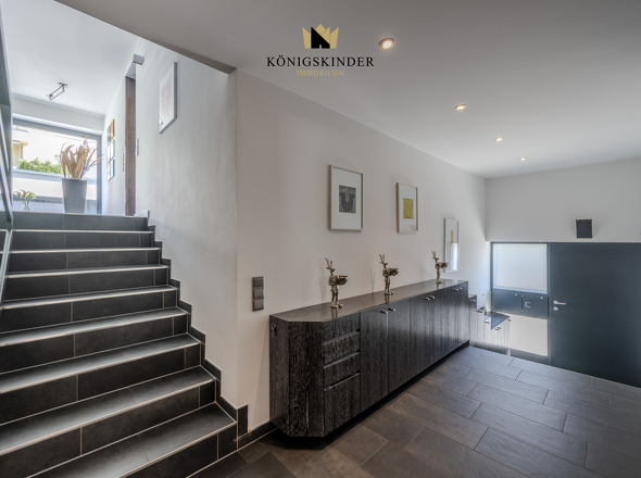Das offene Treppenhaus verbindet die Split-Level-Ebenen.