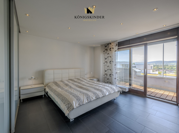 Der Master Bedroom besticht mit hervorragender Ausstattung und wunderbarer Aussicht. Der perfekte Rückzugsort für Ihre Erholung. 