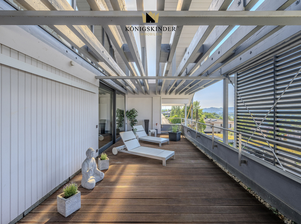 Der Balkon verlängert den Wohnbereich über die gesamte Hausbreite nach draußen. 