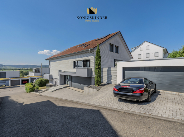 Das Gebäude verfügt über insgesamt vier Außenstellplätze und sechs Garagenplätze. 