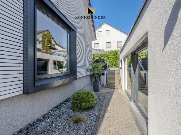 Vom Essbereich blicken Sie durch das Panoramafenster in die separate Wohn-Garage. 
