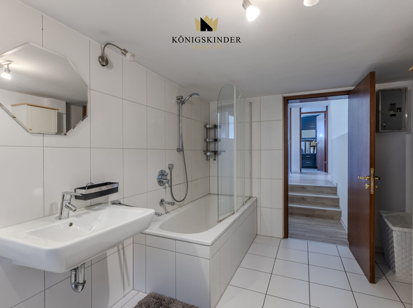 Einliegerwohnung: Das große Bad verfügt über eine Wanne und reichlich Platz. 