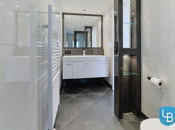 ...mit modernem Bad en Suite