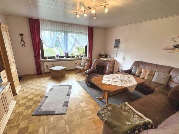 mit KI verändert - Wohnzimmer mit Echtholzparkett