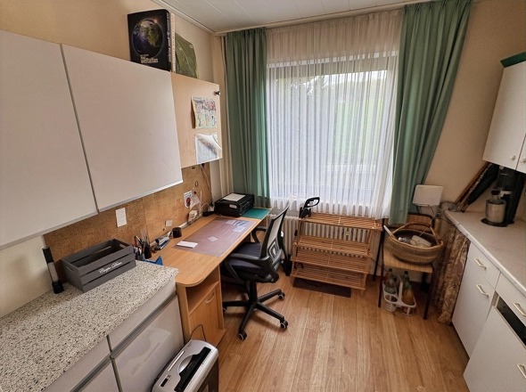 mit KI verändert - Kleines Büro im Erdgeschoss