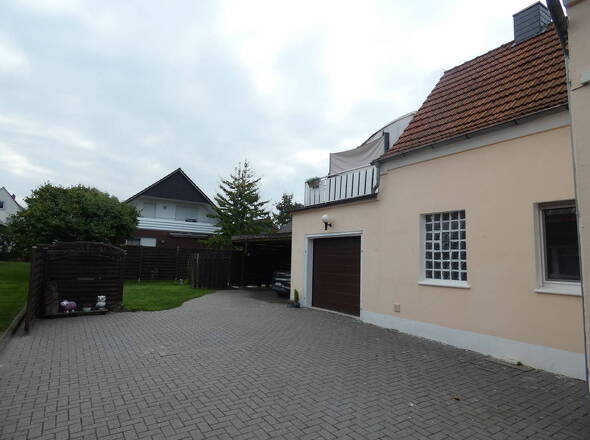 Einfahrt / Hof