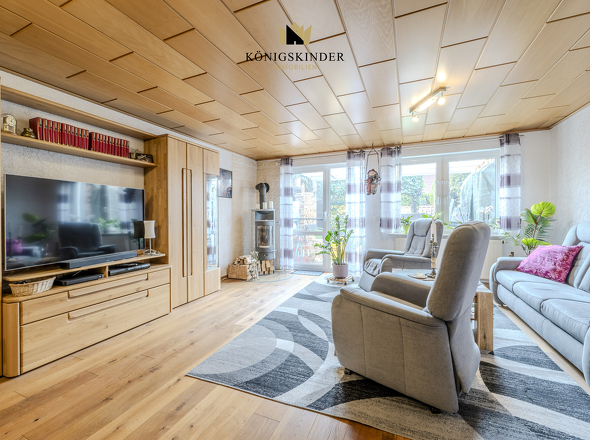 Wohn- und Esszimmer mit großer Fensterfront